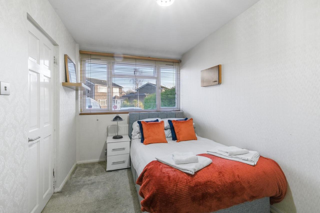 Staiforce 2 Bedroom House With Parking Maidenhead Exterior photo