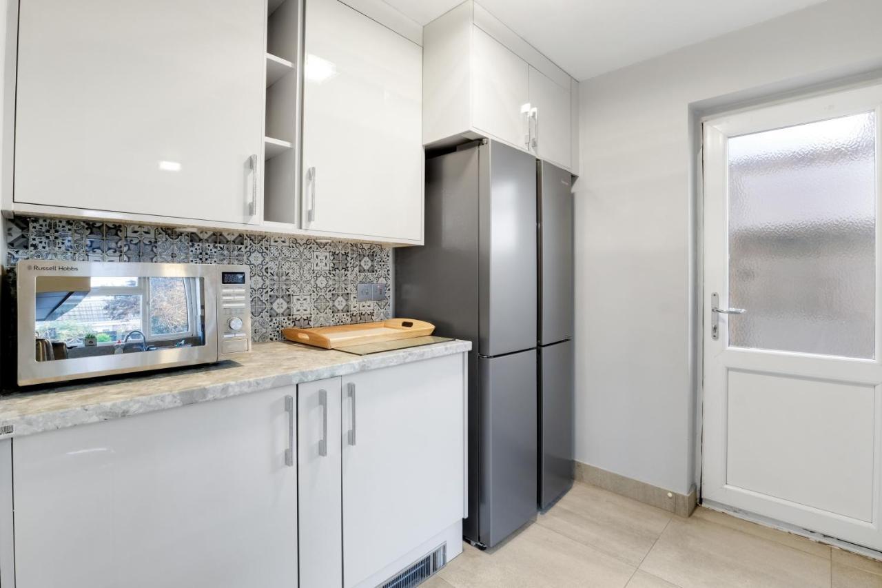 Staiforce 2 Bedroom House With Parking Maidenhead Exterior photo
